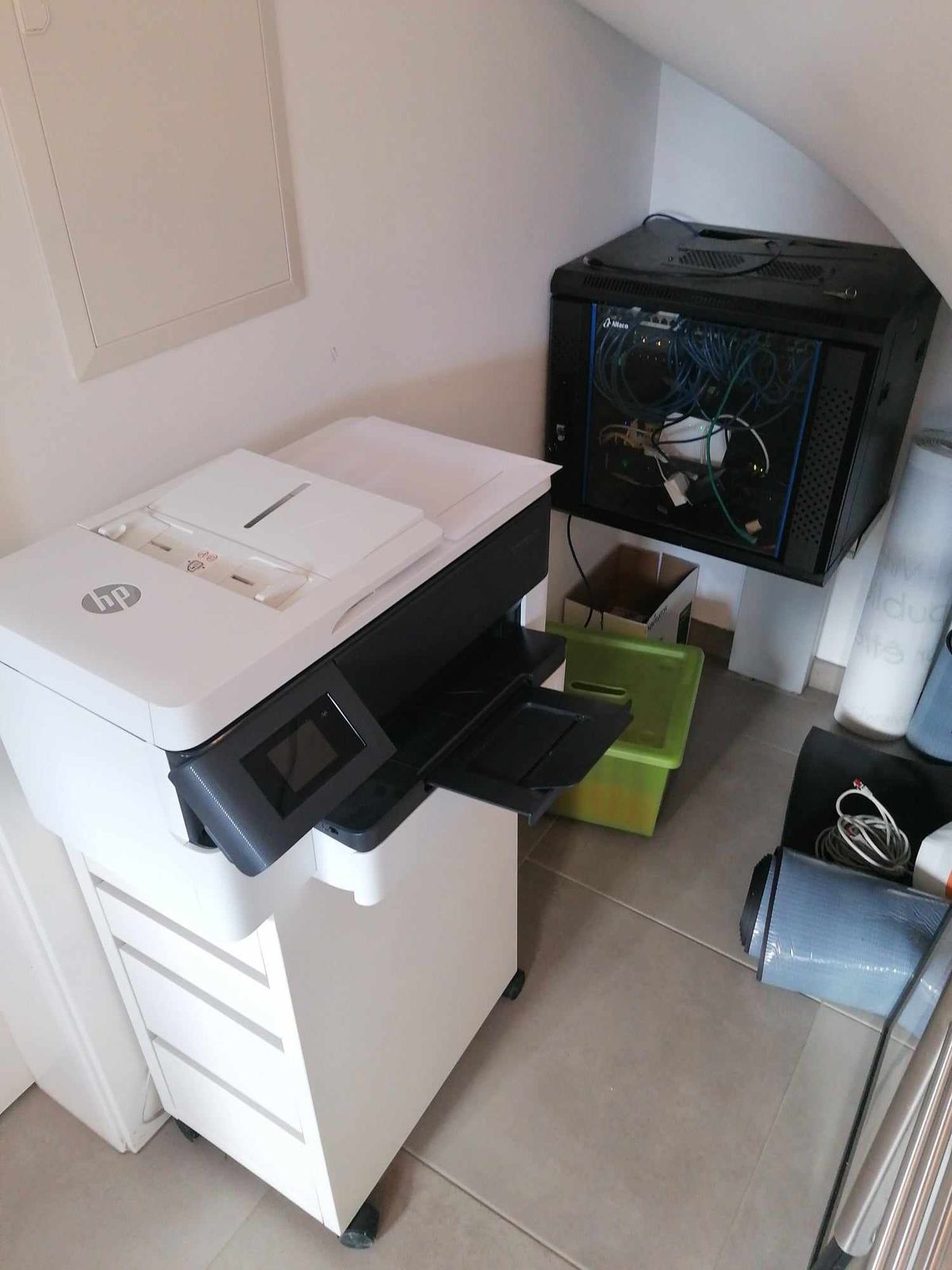 Local IT : baie réseau, fibre et imprimante